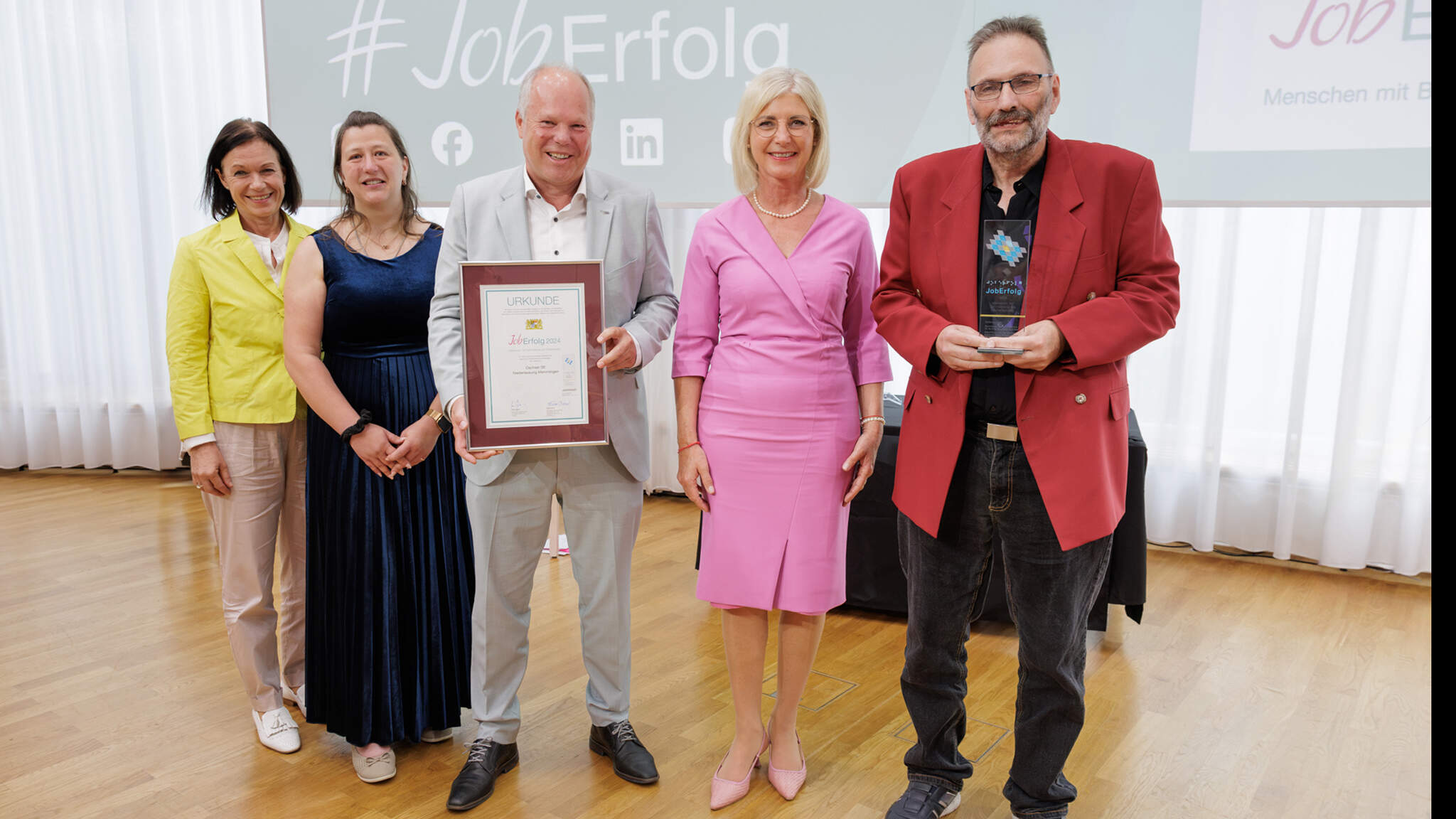 HR Manager Maud Leichtle, Inclusion Officer Annekatrin Rülke, General Manager DACHSER Memmingen Thomas Henkel, Bavarian State Minister for Family, Labor and Social Affairs Ulrike Scharf and representative for severely disabled persons Rainer Hupe (right) at the “JobErfolg 2024” award ceremony.  Copyright: StMAS / Nötel