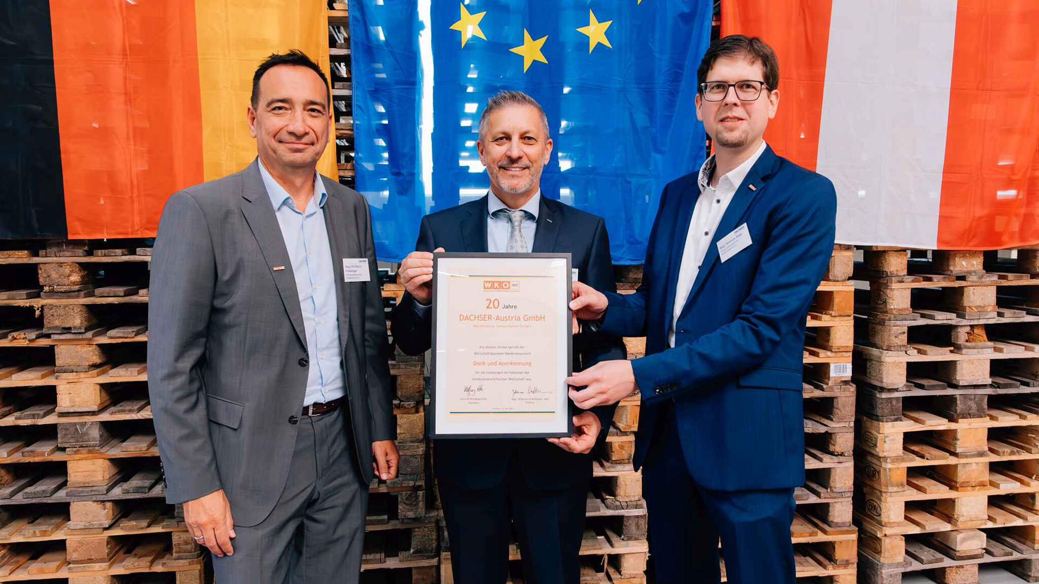 Mario Freiberger, Head of the Schwechat branch of the Lower Austrian Chamber of Commerce, (left) and Mathias Past, Chairman of the Schwechat branch of the Lower Austrian Chamber of Commerce, (right) presented Günter Hirschbeck, Managing Director European Logistics Austria, with a certificate to mark the 20th anniversary of DACHSER Austria.
 