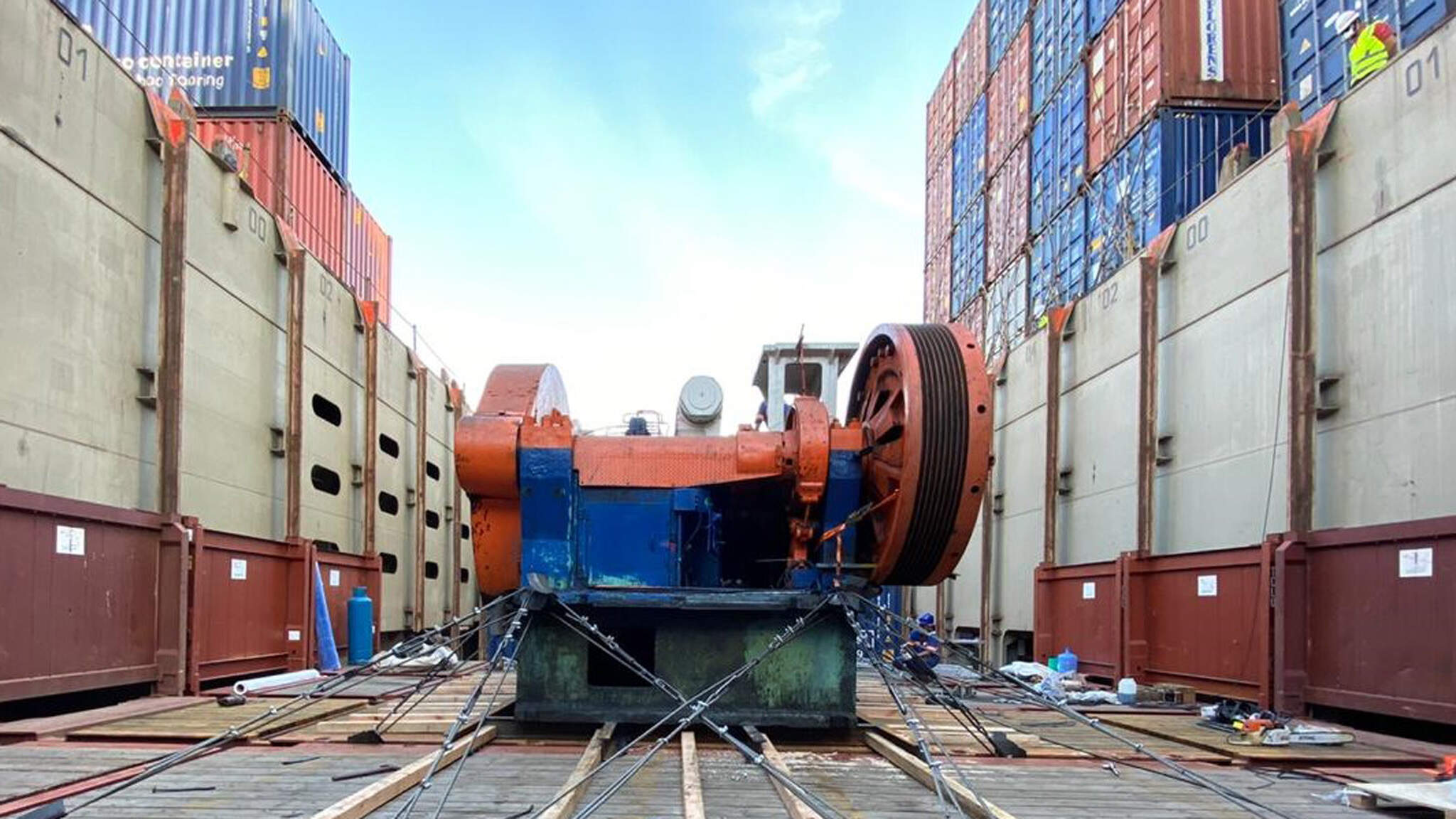 The cargo was stored in the belly of the ship on flat rack containers and a specially constructed platform.