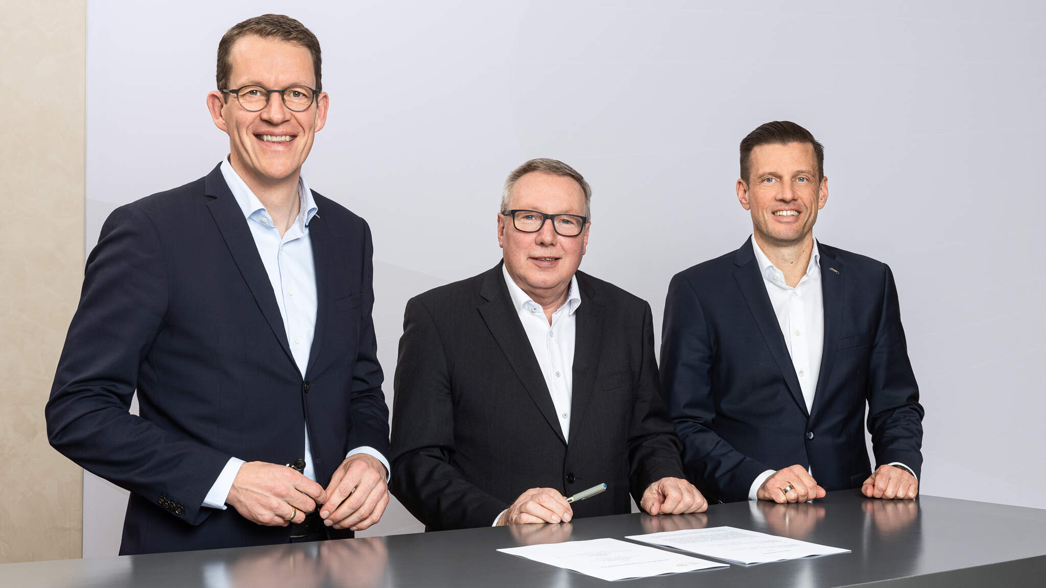 DACHSER CEO Burkhard Eling, Chairman of Tafel Germany Andreas Steppuhn and COO Road Logistics at DACHSER Alexander Tonn (from left to right) sign the cooperation agreement.