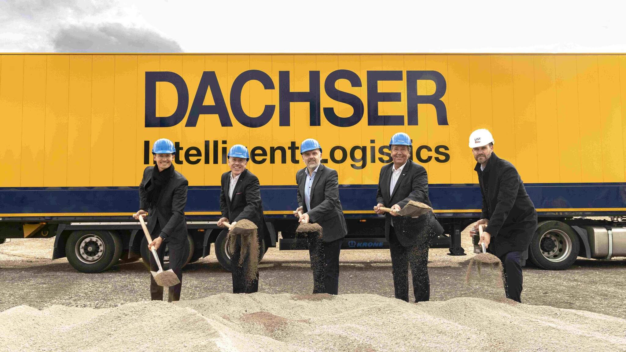 From the left: Sascha Dorday (Unna District Economic Development Agency), Jürgen Sobkowiak (General Manager DACHSER Dortmund), Dirk Wigant (mayor of the town of Unna), Andreas Fritsch (Managing Director European Logistics Germany at DACHSER), Jens Schulte (Managing Director LIST Bau Nordhorn)